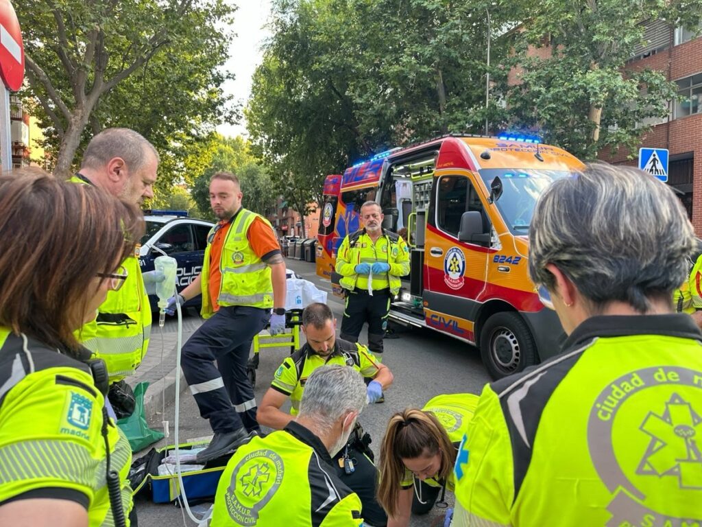 Escena del apuñalamiento en Usera con servicios de emergencia actuando en calle Cristo de la Victoria