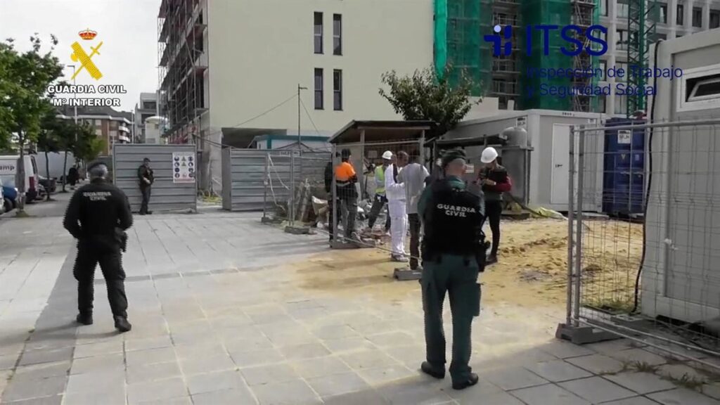 Obreros en condiciones precarias trabajando en construcción, víctimas de una red de explotación laboral con deudas de 30.000 euros