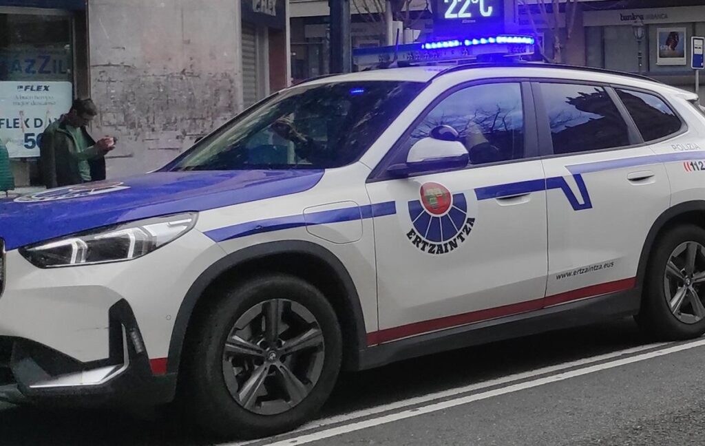 Escena de atraco con cuchillo en Bilbao mostrando el modus operandi de violencia machista y humillación sistemática