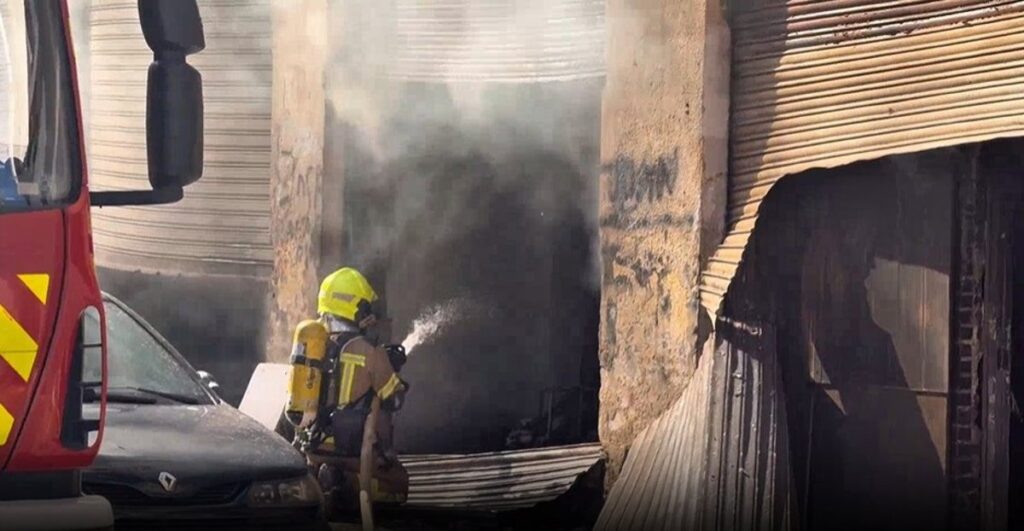 Edificio con daños por incendio en calle Picayo, València, tras desalojo de vivienda okupada