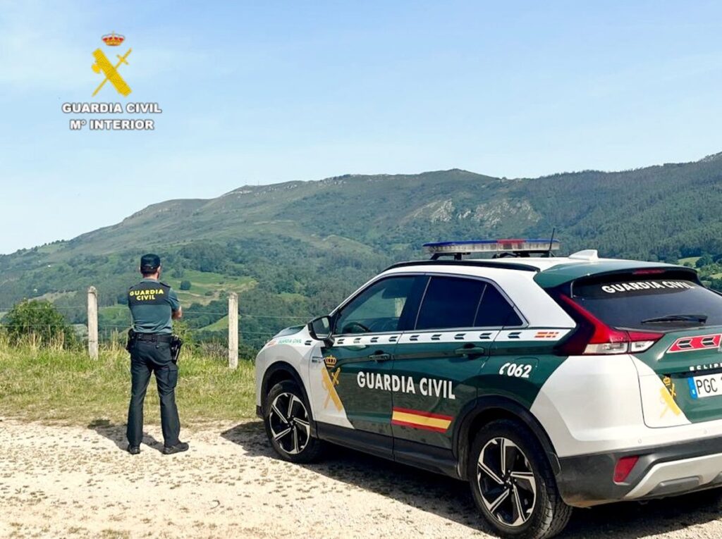 Vehículo sospechoso usado en robo de cobre y baterías en explotación ganadera, símbolo de patrones delictivos recurrentes