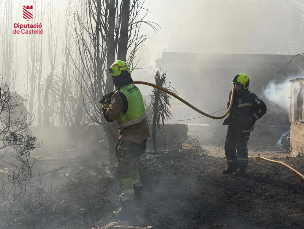Viviendas cercanas a vegetación abandonada en Peñíscola, escenario crítico del incendio con 120 efectivos desplegados