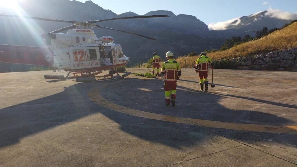 Helicóptero medicalizado aterrizando en helipuerto rural durante operativo de emergencia por infarto a paciente de 91 años