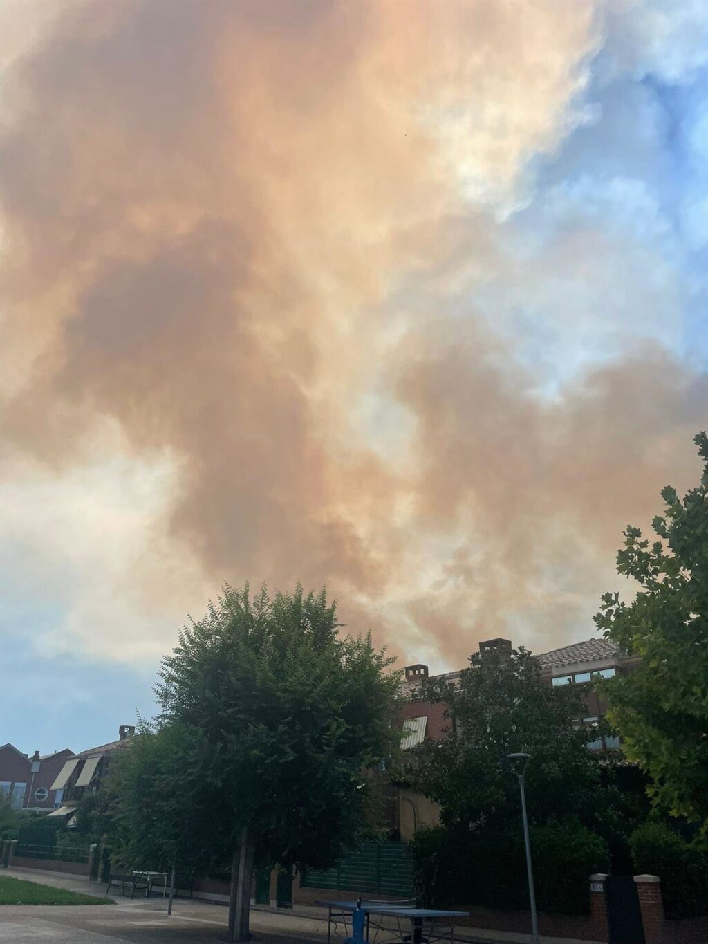 Bomberos y medios aéreos combatiendo un incendio en zona periurbana de Logroño con coordinación cuestionada