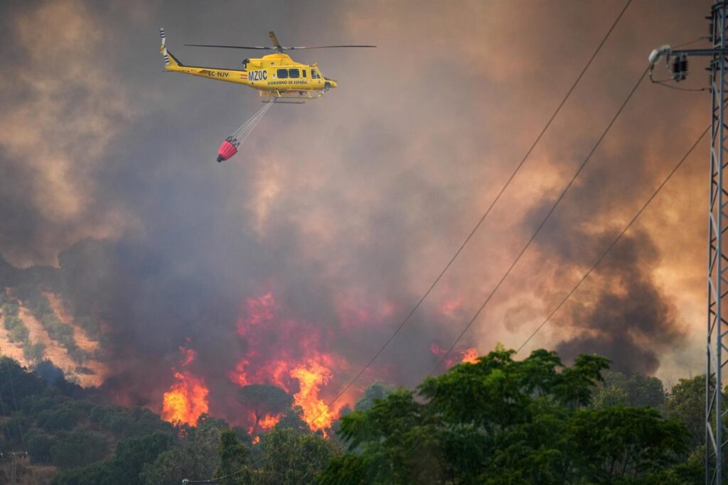 Helicópteros y aviones del Plan Infoca combatiendo un incendio forestal en Beas de Granada, símbolo de una respuesta reactiva
