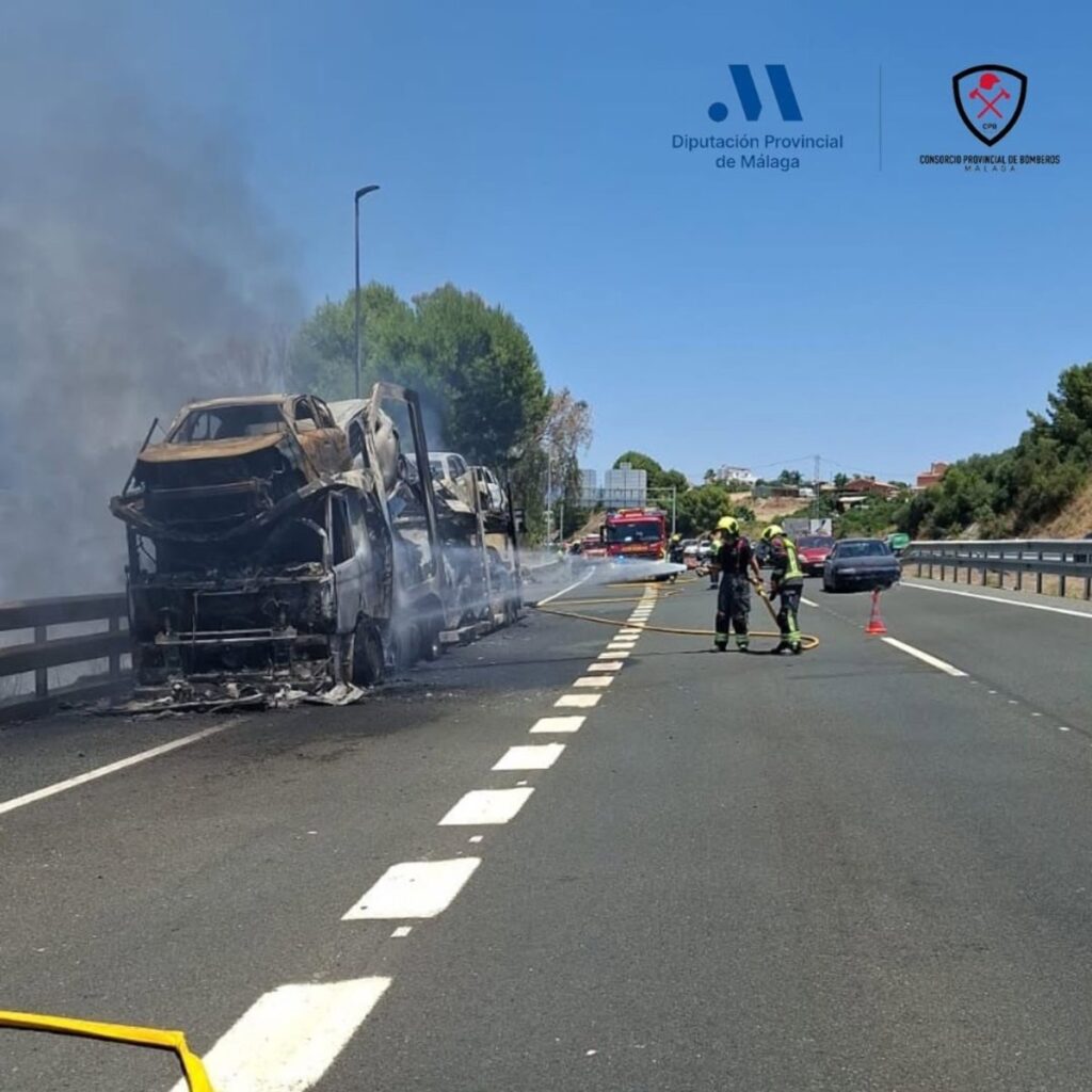 Camión incendiado en la AP-7 con ocho coches dañados y bomberos actuando en zona forestal cercana, exponiendo riesgos ocultos