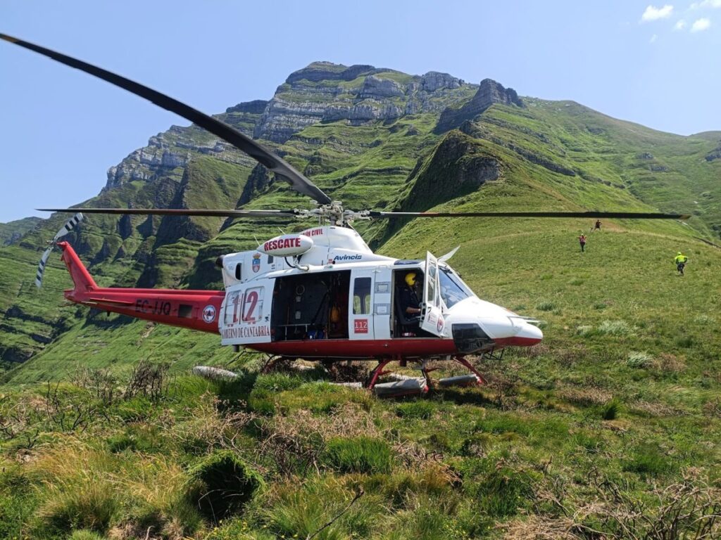 El helicóptero rescata en Castro Valnera a un barquereño con fuertes calambres y a su perro