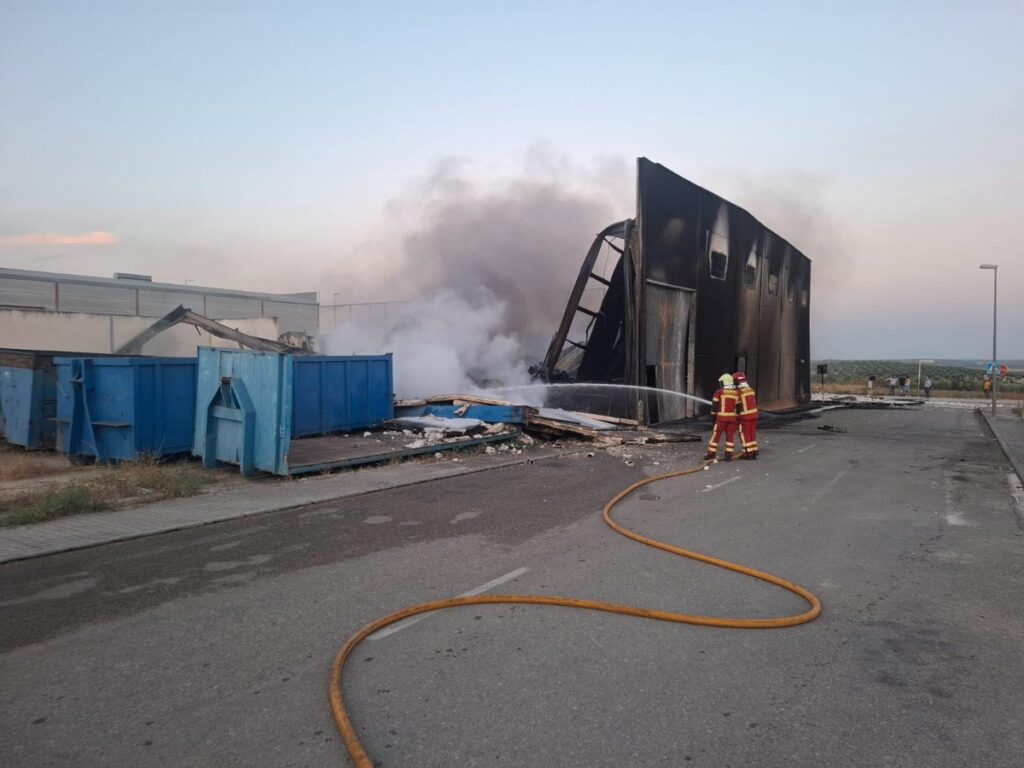 Nave industrial destruida por incendio en Paradas, símbolo de fallos en protocolos de seguridad y carga térmica no controlada