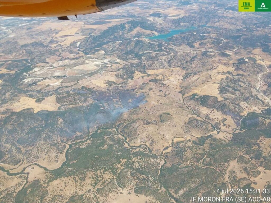 Medios aéreos insuficientes combatiendo el incendio en Morón de la Frontera, símbolo de una gestión reactiva y tardía
