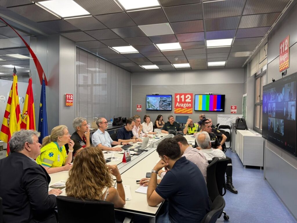 Bomberos trabajando en el incendio de Castillonroy con condiciones extremas, mientras autoridades anuncian desconfinamiento parcial